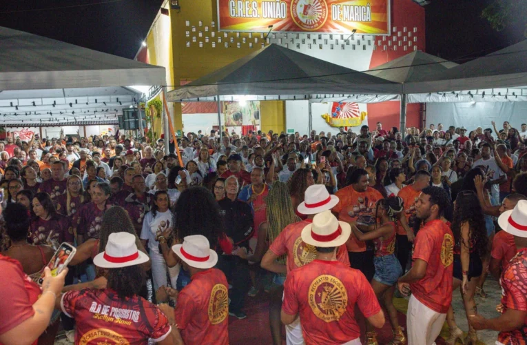 Foto de Elsson Campos mostrando integrantes da União de Maricá ensaiando na sede da agremiação no centro de Maricá
