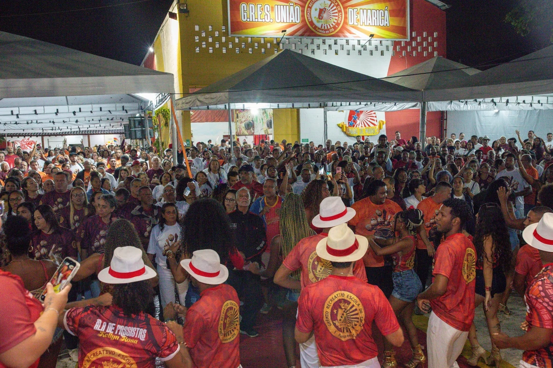 Foto de Elsson Campos mostrando integrantes da União de Maricá ensaiando na sede da agremiação no centro de Maricá
