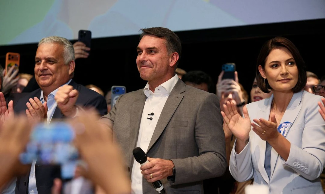 Flávio Bolsonaro em entrevista coletiva em Brasília anunciando apoio de partidos e propostas de mudança constitucional