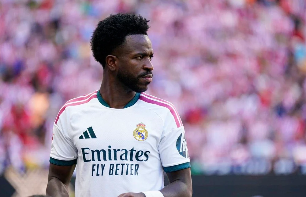 Vinicius Jr. em ação vestindo a camisa do Real Madrid