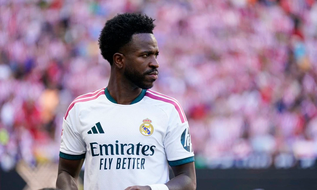 Vinicius Jr. em ação vestindo a camisa do Real Madrid